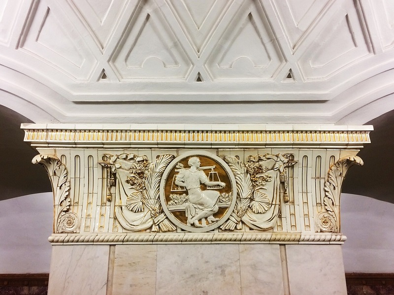 El Constitucional otorga amparo a una propietaria y anula la suspensión del lanzamiento de un okupa ilegal de una vivienda.